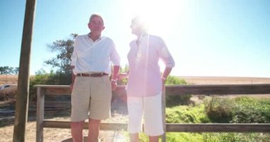 Çift birlikte ayakta gülümseyen kıdemli emekli