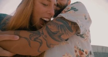 Kız erkek arkadaşı ısırmaya gibi davranarak