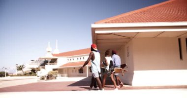 Genç öğrenciler kaykaylar ile yürüyüş