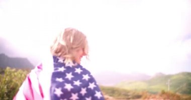 Bir Amerikan bayrağı ile kız