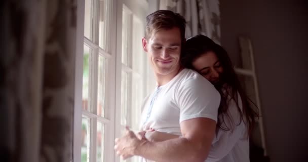 Paar umarmt sich morgens im Schlafzimmer — Stockvideo