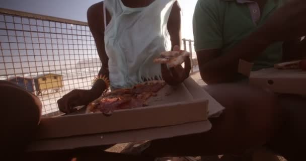Африканская американка ест пиццу — стоковое видео