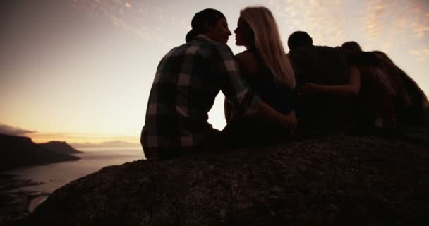 Adolescentes ao entardecer assistindo pôr do sol — Vídeo de Stock