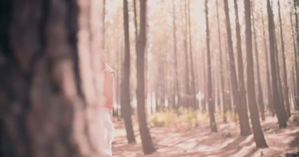 Модний знімок дівчини-бухою, що біжить у лісі — стокове відео