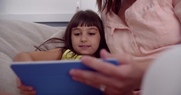 Mom and daughter using a digital tablet together — Stock Video