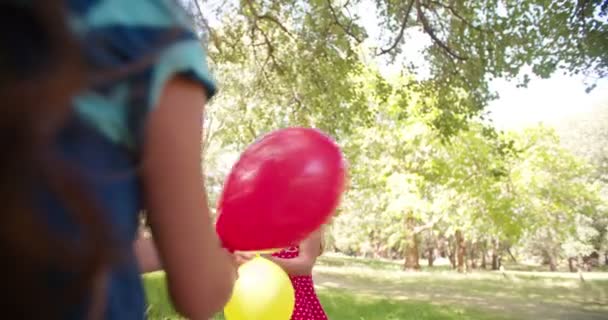 Flickor att ha kul med ljusa ballonger — Stockvideo