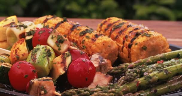 Grilled vegetable kebabs with corn and asparagus — Stock Video