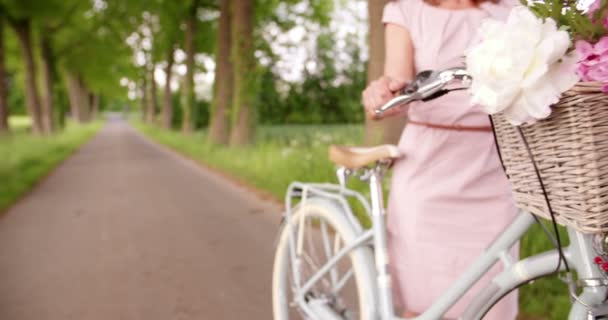Mogen kvinna ridning vintage cykel — Stockvideo