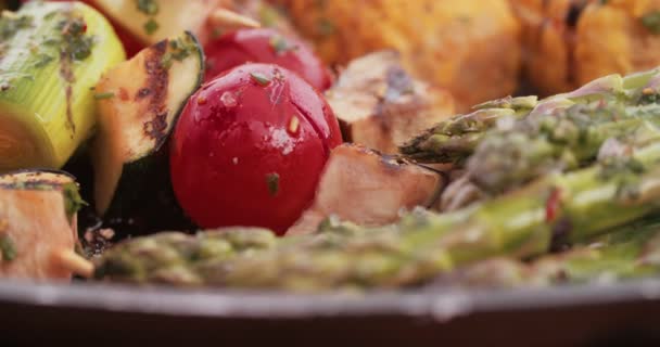 Gesundes gegrilltes Gemüse auf dem Teller — Stockvideo