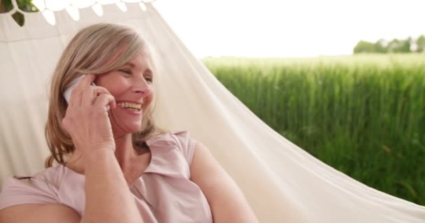 Woman talking happily on her phone — Stock Video