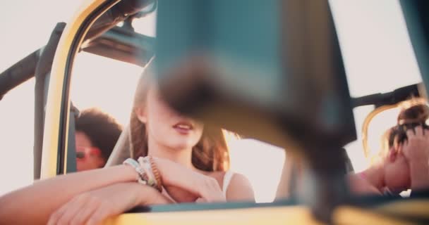 Girls vänner på en sommar semester bilsemester — Stockvideo