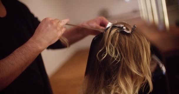 Salon fryzjerski przygotowuje folia podkreśla — Wideo stockowe