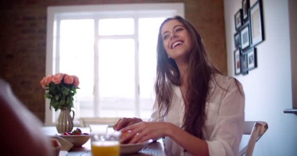 Пара наслаждается свежим здоровым завтраком вместе — стоковое видео