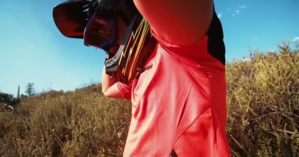 Mountainbiker setzt Schutzbrille und Helm auf — Stockvideo