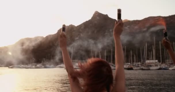 Grunge κορίτσια κρατώντας φωτοβολίδες στο λιμάνι — Αρχείο Βίντεο