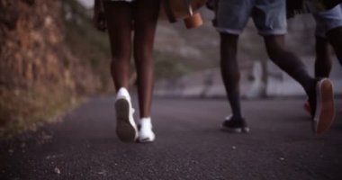 Birlikte yürüyüş Longboarder bacaklar