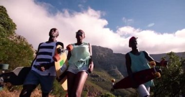 Dost teen longboarders gülümseyerek ve gülüyor