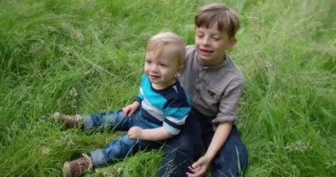 Parkta iyi vakit geçiriyor kardeşler