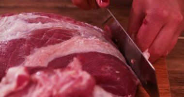 Büyük parça çiğ domuz eti kesiliyor