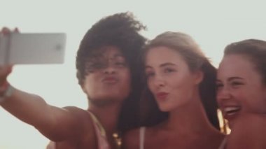 Yüz selfie için beach adlı çekerek çok etnik grup