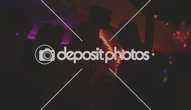 Gece kulübünde siluetleri parti kalabalık