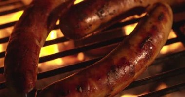 Alevler içinde yemek pişiren lezzetli sosisler