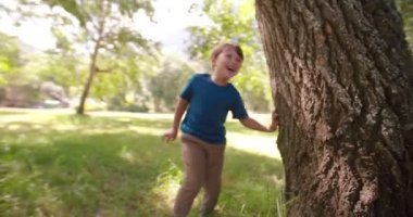 Küçük çocuk saklambaç oynuyor.