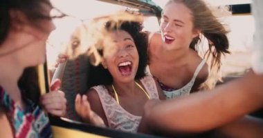 Afro kız yol yolculuk yavaş hareket üzerinde arkadaşlarınızla gülüyor
