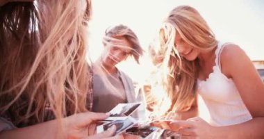 Anlık fotoğraf paylaşan bir grup genç