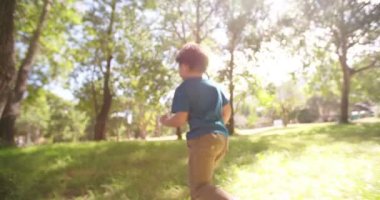 Küçük çocuk kaçarken alanda