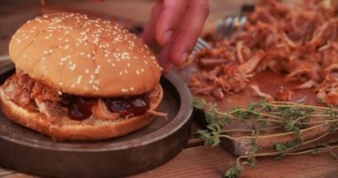 Çekilmiş domuz burger.