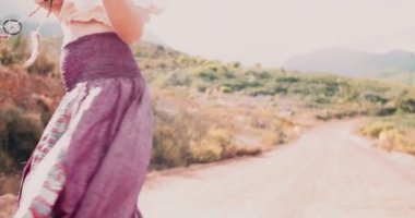 Boho kız mor etek dans