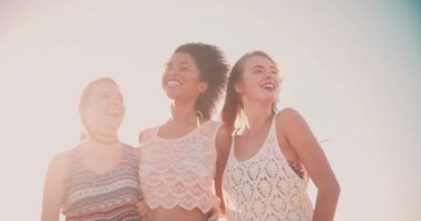 Arkadaşlar yaz tatile Sahilde yürüyüş