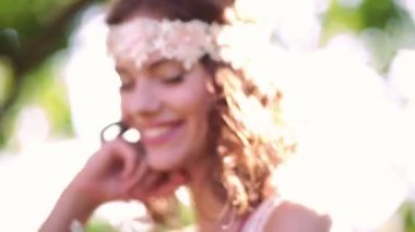 Mutlu bir şekilde gülerek boho tarzı genç