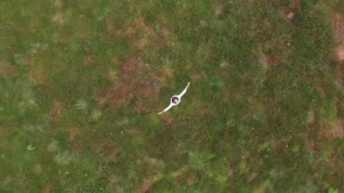 Çimenlerin üzerinde iplik Boho moda kız