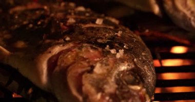 İki bütün balık ızgara