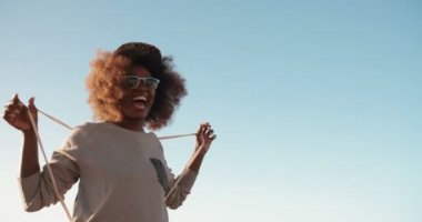 Afro-Amerikan kız plajda gülüyor