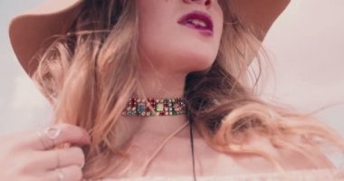 Keçe şapka giyen Boho kız