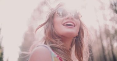 Bir yaz ormanda gülüyor Boho kız