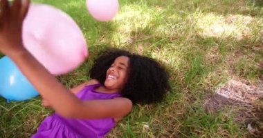 Afro kız çimlerin üzerine Balonlu oynamaktan