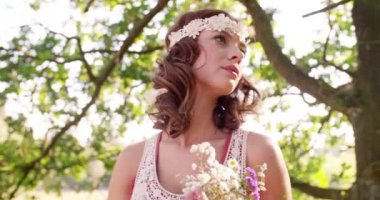 Yaprakları tarafından çevrili Boho kız