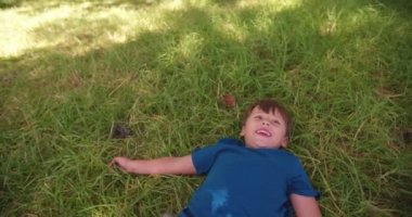 Gülen çocuk çim yalan