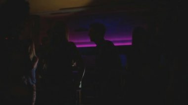 Gece kulübünde siluetleri parti kalabalık