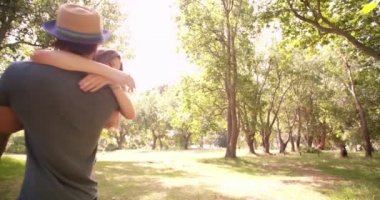 Park çevresinde dönen Çift