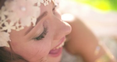 Kız boho moda gülüyor.