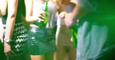 Gece kulübü bira şişesi tutan dans eden kadın
