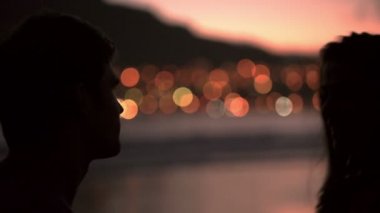 Siluet çift sahilde öpüşme sevgi dolu