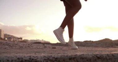 Kumsalda dans Afro-Amerikan kız