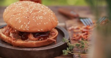 Bir çekilen domuz burger içine gidiyor son dokunuş
