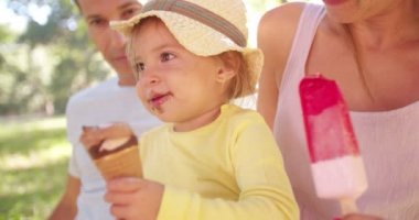 Anne kızı dondurma yeme ile
